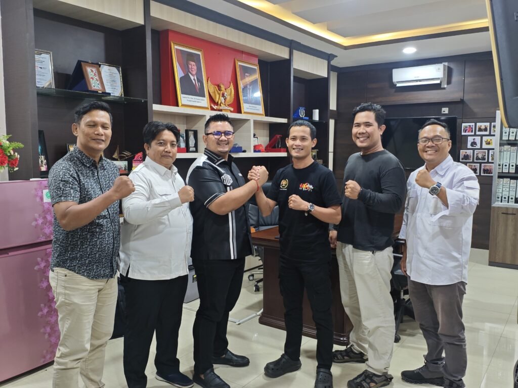 Foto bersama usai audiensi PWI Kota Tanjungpinang dengan BP Kawasan Tanjungpinang yang berlangsung di ruang kerja Kepala BP Kawasan, Jalan RH Fisabilillah, Tanjungpinang, Senin (12/01/2026).