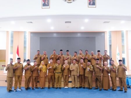Wakil Bupati Bintan Deby Maryanti foto bersama Kepala Desa se-Bintan saat memperingati Hari Desa