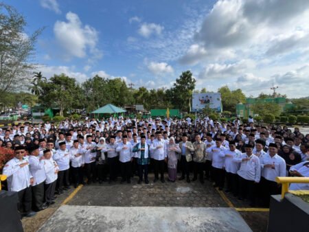 Menteri Agama RI Menyapa ASN” yang dipimpin langsung oleh Menteri Agama Republik Indonesia, Prof. Dr. K.H. Nasaruddin Umar, M.A., di halaman Kantor Wilayah Kemenag Provinsi Kepri.