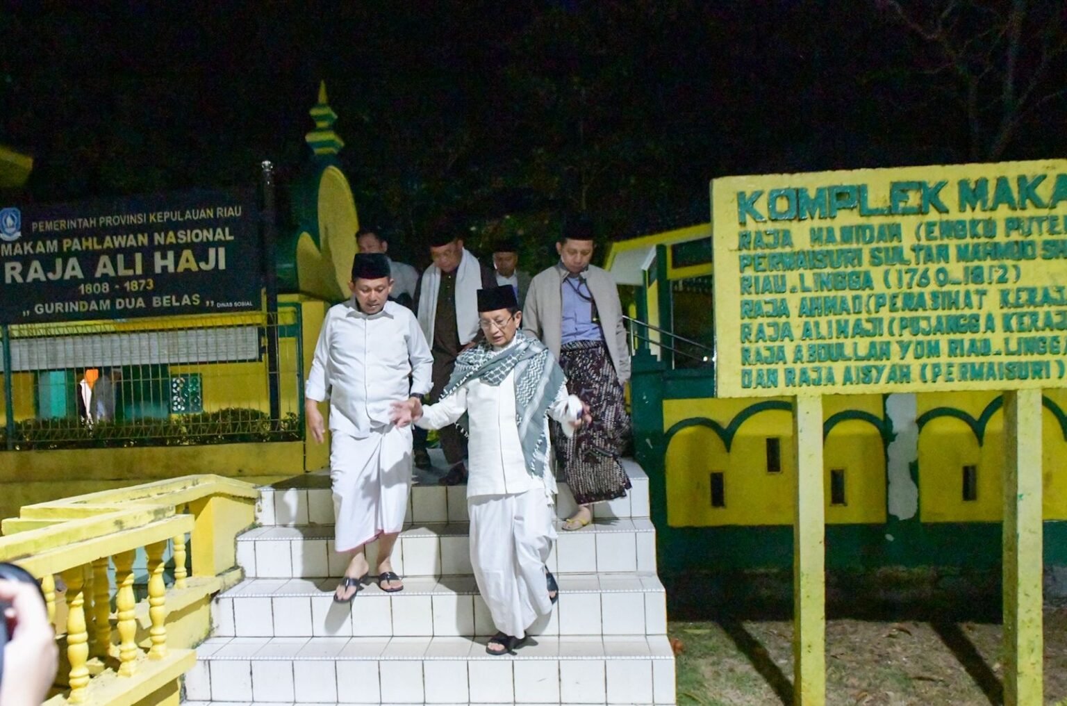 Menag Nasaruddin Umar didampingi Gubernur Kepri Ansar Ahmad di depan makam Raja Ali Haji dan Engku Putri, Pulau Penyengat, Tanjungpinang