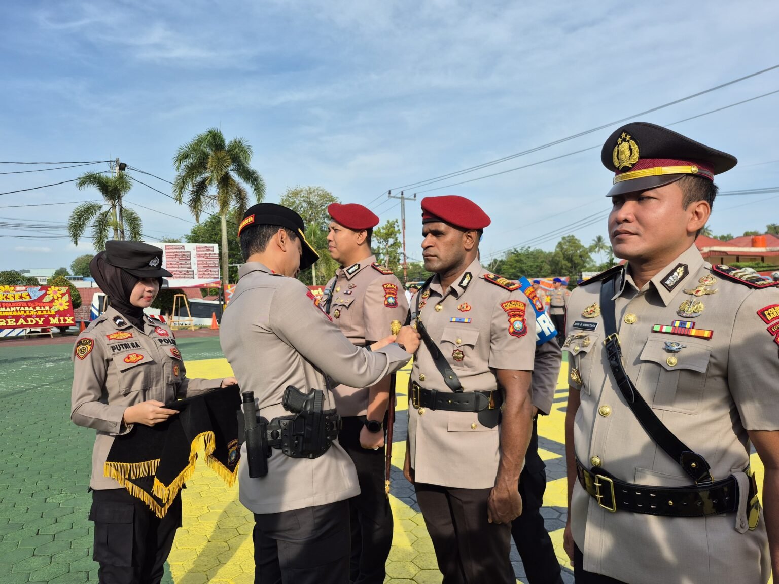 AKP Wamilik Mabel Resmi Jabat Kasat Reskrim Polresta Tanjungpinang dan AKP Dhia Chintya Siregar Kasatlantas Kapolresta Tanjungpinang Kombes Pol Indra Ranu Dikarta saat melantik PJU, Kasat Reskrim, Kasat Lantas, Kasat Binmas dan Kapolsek KKP Sri Bintan Pura Tanjungpinang, Senin (19/01/2026(.