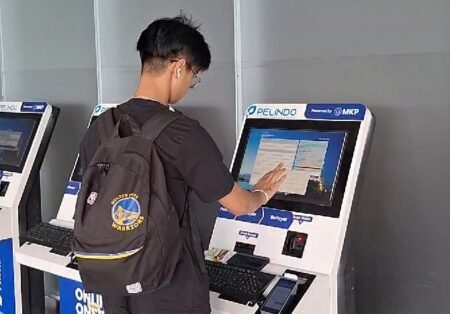 Salah seorang penumpang kapal saat menggunakan E-Ticketing Kapal Penumpang Sesuai Standar Nasional di Pelabuhan SBP Tanjungpinang