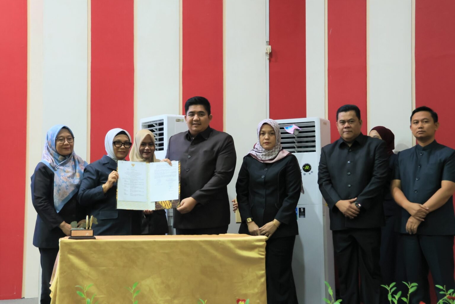 Bupati Bintan Roby Kurniawan bersama Wakil Bupati Bintan Deby Maryanti dan Ketua DPRD Bintan Fiven Sumanti saat pengesahan Ranperda Perusahaan Perseroan Daerah Bintan Karya Bahari