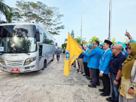 Rektor UMRAH, Prof Agung Dhamar Syakti melepas langsung peserta di Kampus Dompak, Tanjungpinang, Selasa (20/1(.