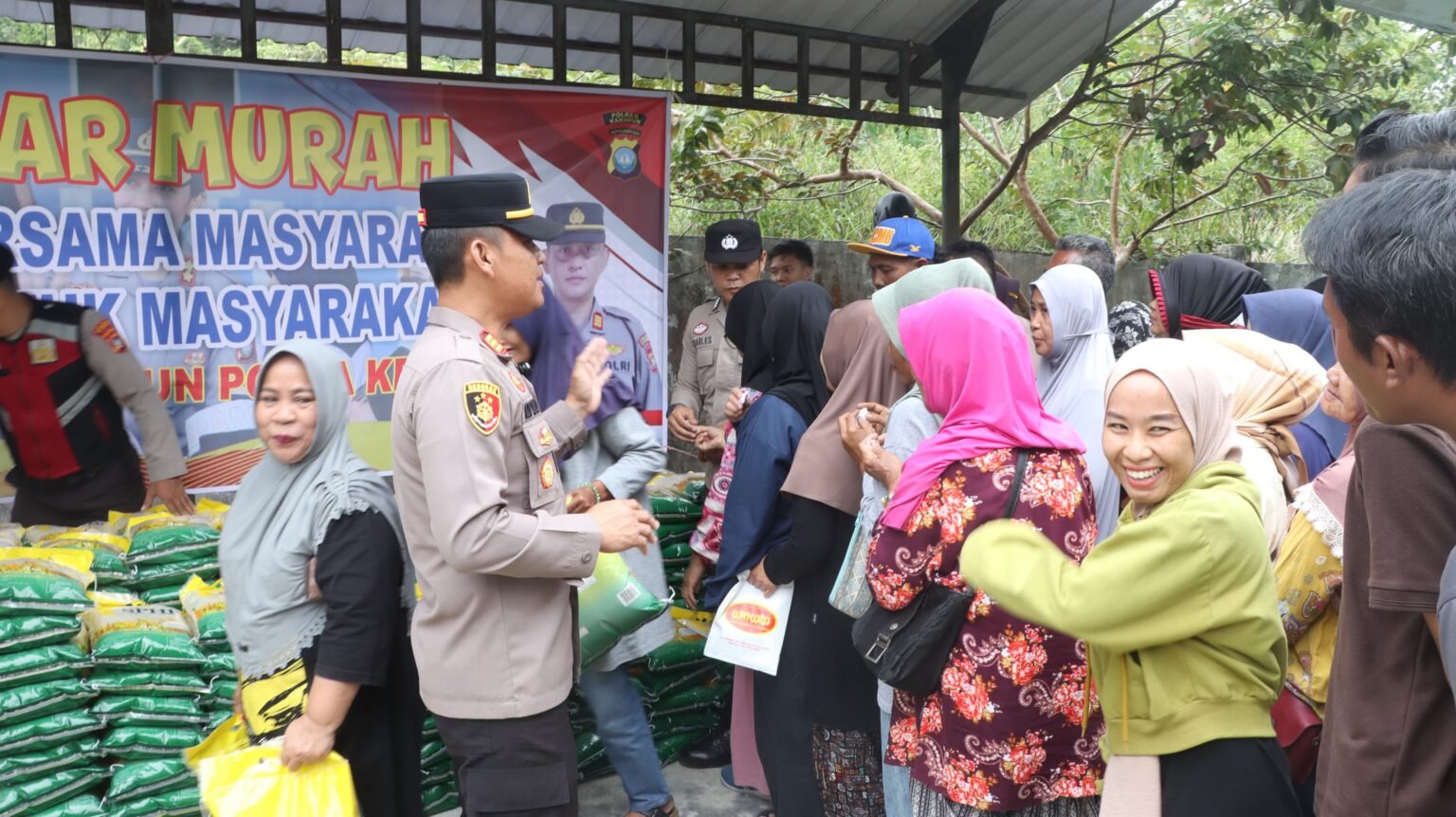Polsek Meral dan Polres Karimun Adakan Pasar Murah di Tujuh Titik