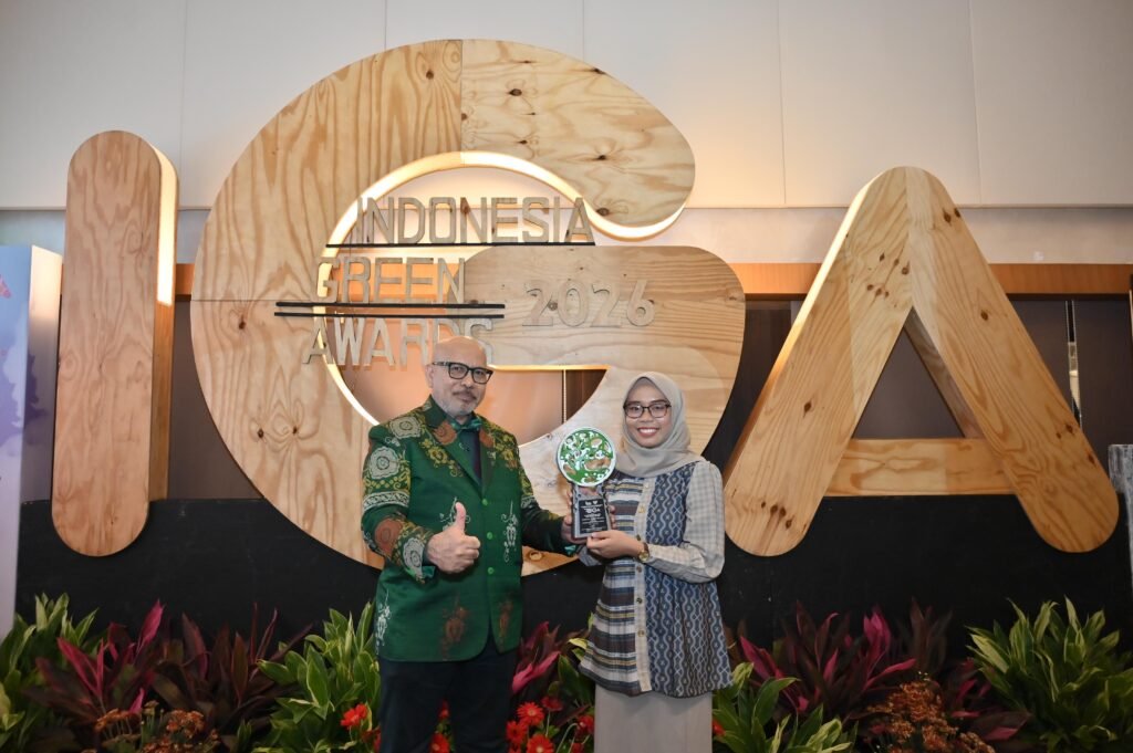 Area Manager Comm, Rel & CSR PT Pertamina Patra Niaga Regional Sumbagut, Fahrougi Andriani Sumampouw saat menerima penghargaan Indonesia Green Awards (IGA) 2026 yang diselenggarakan oleh La Tofi School of Social Responsibility di Hotel Indonesia Kempinski Jakarta, Rabu (21/01/2026