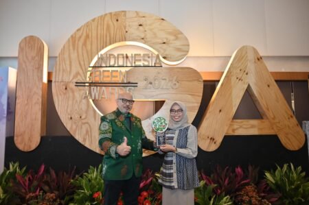 Area Manager Comm, Rel & CSR PT Pertamina Patra Niaga Regional Sumbagut, Fahrougi Andriani Sumampouw saat menerima penghargaan Indonesia Green Awards (IGA) 2026 yang diselenggarakan oleh La Tofi School of Social Responsibility di Hotel Indonesia Kempinski Jakarta, Rabu (21/01/2026