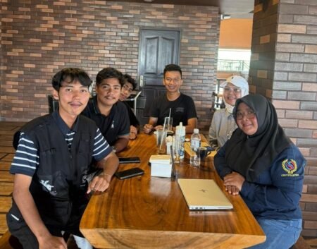 Ketua Umum IMKL, Dimas Alparezi Bastian bersama sejumlah rekannya saat pertemuan, terkait persoalan PT Asperindo