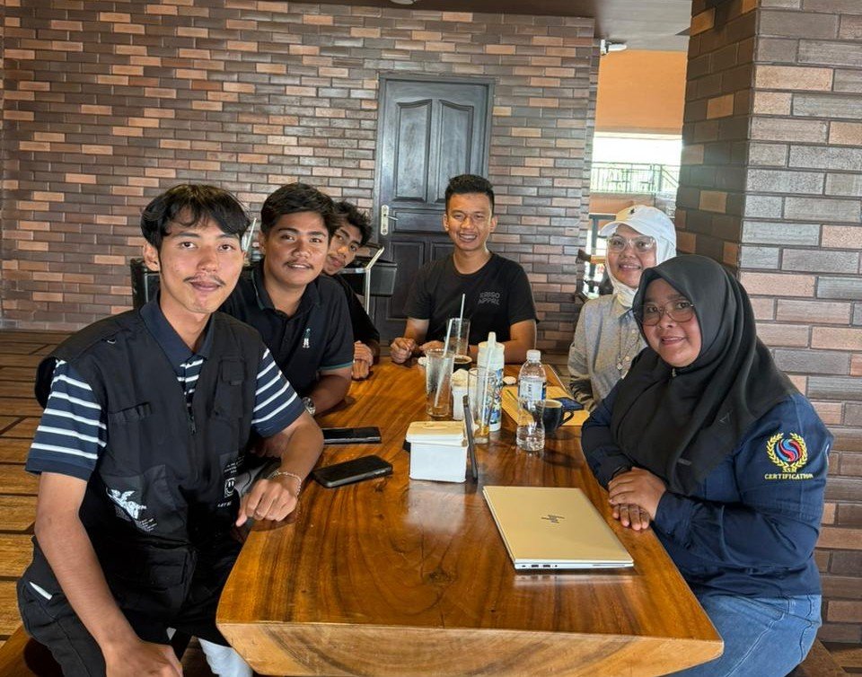 IMKL dan PT Asperindo Duduk Bersama, Isu Gaji Outsourcing Akhirnya Terpenuhi Ketua Umum IMKL, Dimas Alparezi Bastian bersama sejumlah rekannya saat pertemuan, terkait persoalan PT Asperindo