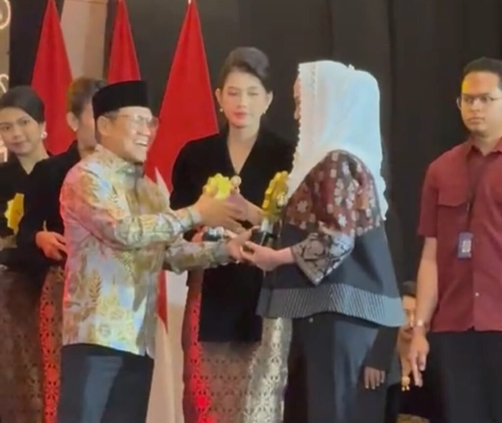 Berprestasi pada Program JKN, Bupati Cen Wakili Pulau Sumatera Terima Penghargaan UHC 2026 Ketgori Utama.