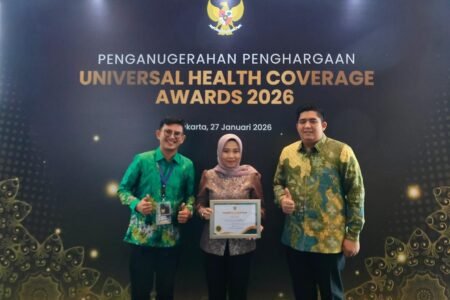 Bupati Bintan Roby Kurniawan bersama Kepala Dinkes Bintan Retno Riswati saat menerima penghargaan UHC Awards