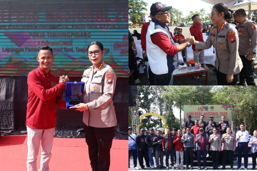 Kabidhumas Polda Kepri Kombes Pol. Dr. Nona Pricillia Ohei, S.I.K., S.H., M.H., mewakili Kapolda Kepri Irjen Pol. Asep Safrudin, S.I.K., M.H., menghadiri kegiatan Pemberian Plakat Sahabat Pers PWI Tahun 2026 yang digelar di lapangan Pamendan Kota Tanjungpinang, Minggu (08/02/2026).
