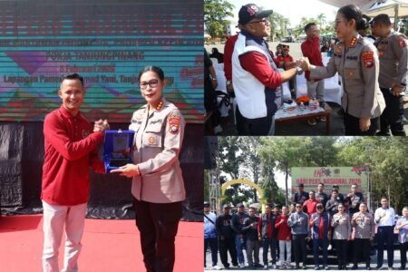 Kabidhumas Polda Kepri Kombes Pol. Dr. Nona Pricillia Ohei, S.I.K., S.H., M.H., mewakili Kapolda Kepri Irjen Pol. Asep Safrudin, S.I.K., M.H., menghadiri kegiatan Pemberian Plakat Sahabat Pers PWI Tahun 2026 yang digelar di lapangan Pamendan Kota Tanjungpinang, Minggu (08/02/2026).