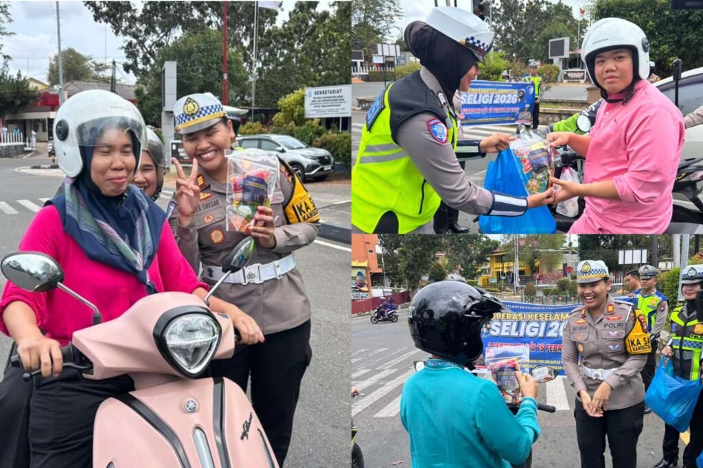 Satuan Lalu Lintas (Satlantas) Polresta Tanjungpinang membagikan paket sembako kepada pengendara yang tertib berlalu lintas, Jumat (13/2/2026) siang.