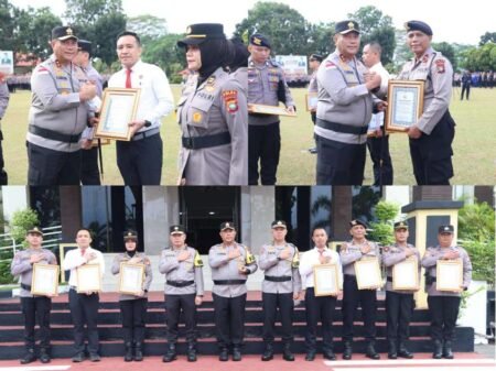 Kapolda Kepulauan Riau, Irjen Pol. Asep Safrudin, S.I.K., M.H., memberikan penghargaan kepada sejumlah personil jajarannya berprestasi serta meningkatkan kepercayaan masyarakat terhadap Polri dalam Upacara Hari Kesadaran Nasional, di Lapangan Mapolda Kepri, Rabu (18/02/2026).