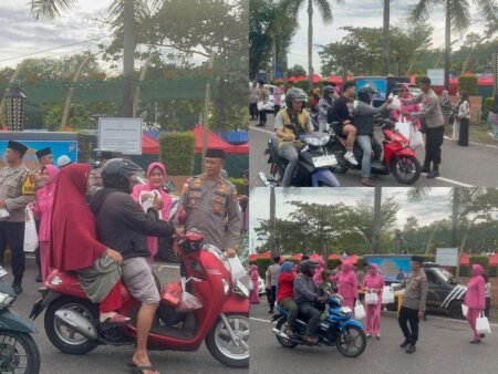 Kapolsek Bukit Bestari Kompol Suardi beserta para Bhayangkari dan jajarannya saat membagikan takjil buka puasa Ramadlan 1447 H ke Pengguna Jalan Raya di kawasan Traffic Light Pamedan Kota Tanjungpinang, Provinsi Kepulauan Riau, Jum'at sore (27/02/2026)