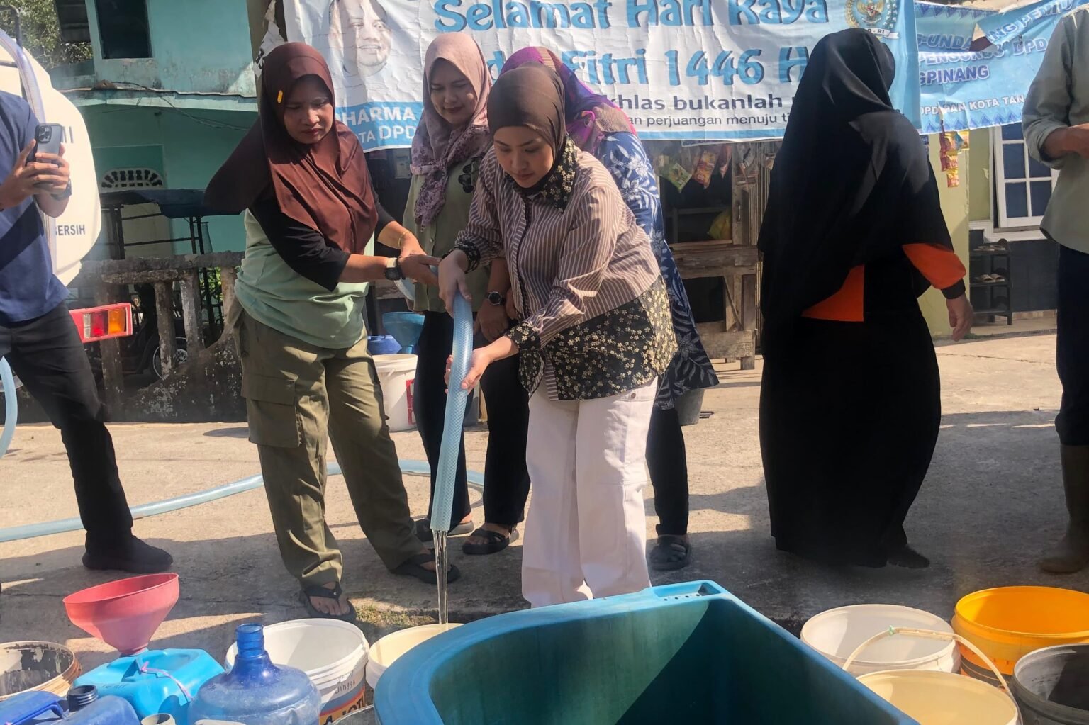 Ketua PMI Bintan Hafizha Rahmadhani saat membantu mendistribusikan air bersih