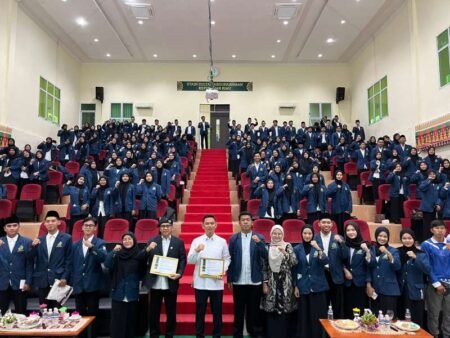 Sekretaris Komisi II DPRD Kepri Wahyu Wahyudin saat memberikan pemaparan dalam dialog terbuka STAIN Kepri