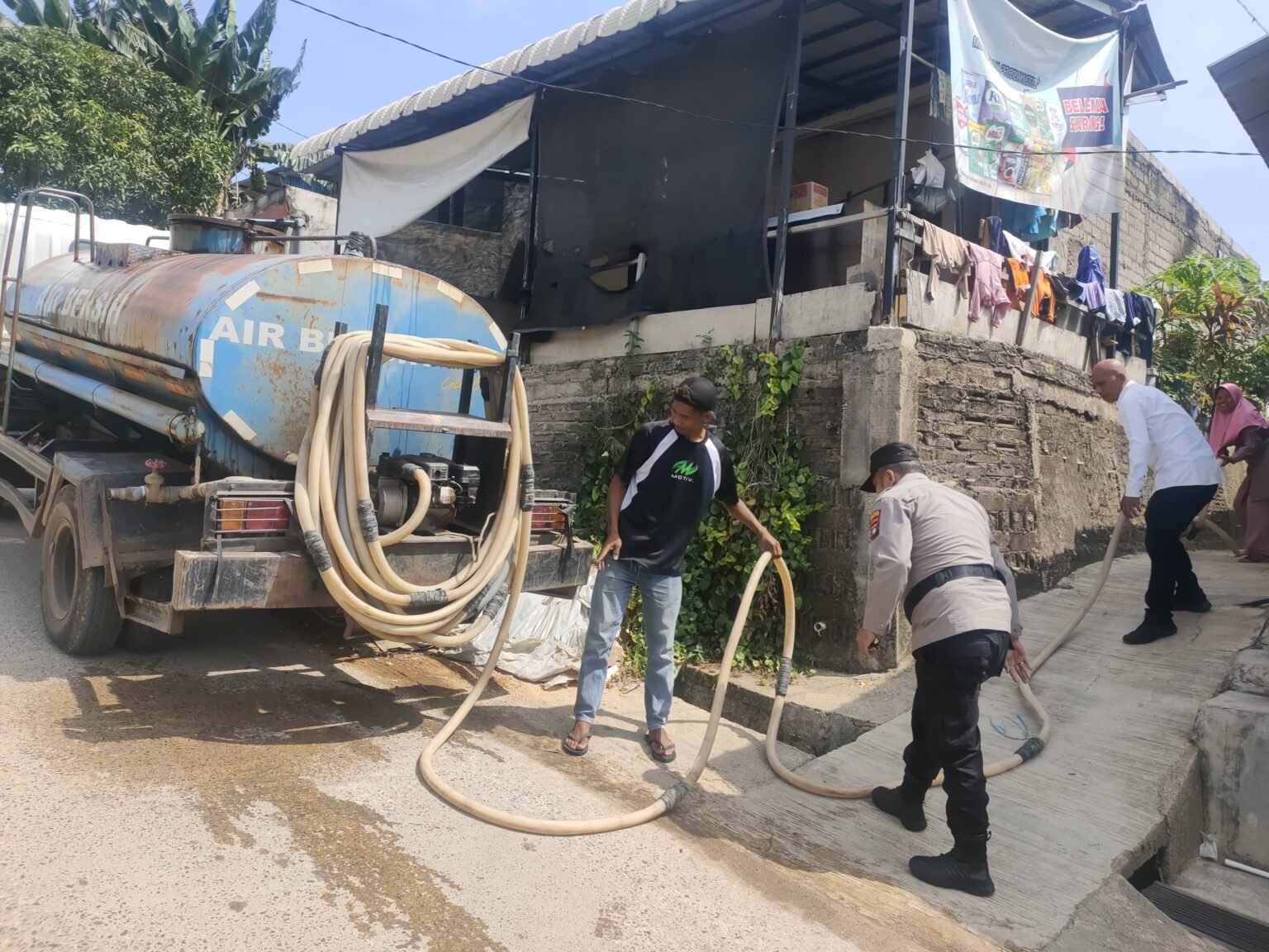 Jajaran Polda Kepri melalui Polsek Batu Ampar Polresta Barelang melaksanakan pendistribusian air bersih hari ke-11 dari Pemerintah melalui PT Air Batam Hilir (ABH) kepada masyarakat yang terdampak gangguan air di Kelurahan Tanjung Sengkuang, Kecamatan Batu Ampar, Kota Batam, Senin (02/02/2026).