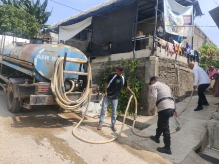 Jajaran Polda Kepri melalui Polsek Batu Ampar Polresta Barelang melaksanakan pendistribusian air bersih hari ke-11 dari Pemerintah melalui PT Air Batam Hilir (ABH) kepada masyarakat yang terdampak gangguan air di Kelurahan Tanjung Sengkuang, Kecamatan Batu Ampar, Kota Batam, Senin (02/02/2026).