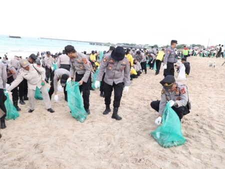 Kapolda Bali Irjen Pol. Daniel Adityajaya, S.H., S.I.K., M.Si., melaksanakan kegiatan korvei aksi bersih sampah laut di Pantai Kedonganan, Kecamatan Kuta, Kabupaten Badung, dengan didampingi Pejabat Utama (PJU) Polda Bali, Jum'at (06/02/2026).
