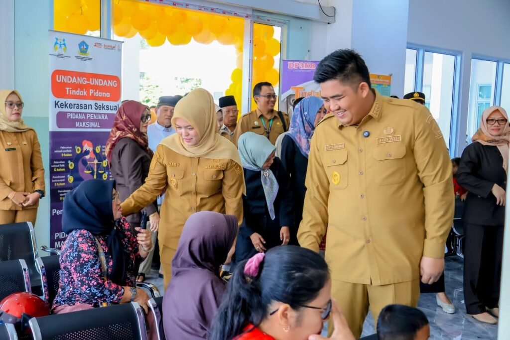 Bupati Bintan Roby Kurniawan bersama Wakil Bupati Deby Maryanti menyapa warga usai meresmikan fasilitas kesehatan