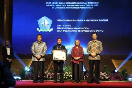 Plt Kepala DPMPTSP Bintan, Rusli saat menerima penghargaan dari Menteri PANRB Rini Widyantini