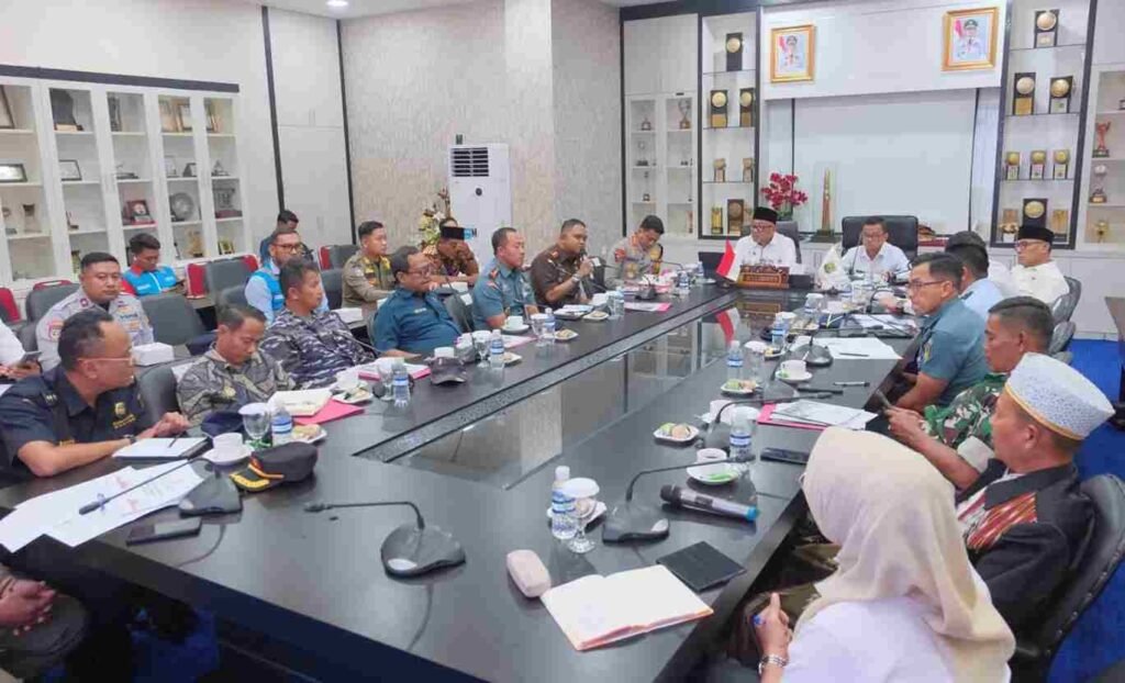 Wali Kota Tanjungpinang, Lis Darmansyah memimpin Rapat Forkopimda di Ruang Rapat Engku Putri Raja Hamidah Kantor Wali Kota Tanjungpinang