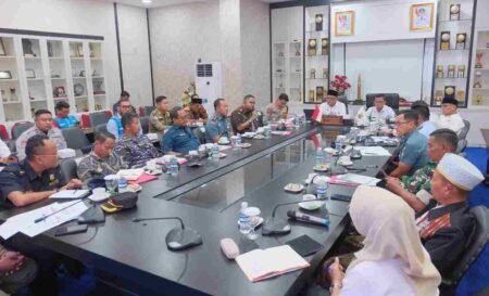 Wali Kota Tanjungpinang, Lis Darmansyah memimpin Rapat Forkopimda di Ruang Rapat Engku Putri Raja Hamidah Kantor Wali Kota Tanjungpinang