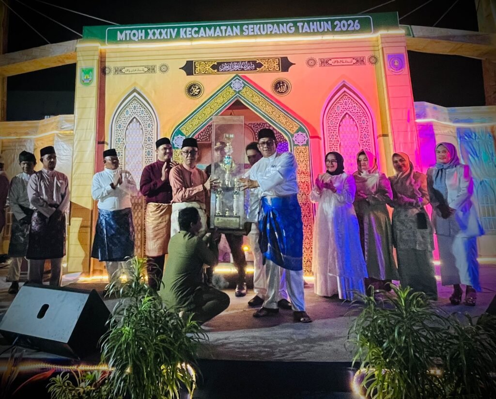 Piala juara umum diterima oleh Lurah Tanjung Pinggir, Agus Syofian, dari Camat Sekupang- Lurah Tanjung Pinggir H.Agus Syofian ketua Panitia MTQH Kelurahan Tanjung Pinggir Aspuri