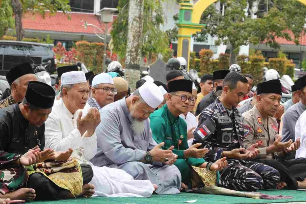 Ikhtiar Bersama, Pemko Tanjungpinang dan Masyarakat Gelar Salat Istisqa’ Wakil Walikota Tanjungpinang Raja Ariza bersama masyarakat dan undangan melaksanakan Salat Istisqa’ di Lapangan Pamedan Ahmad Yani Tanjungpinang.