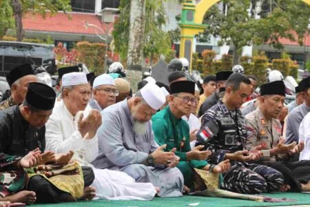 Wakil Walikota Tanjungpinang Raja Ariza bersama masyarakat dan undangan melaksanakan Salat Istisqa’ di Lapangan Pamedan Ahmad Yani Tanjungpinang.