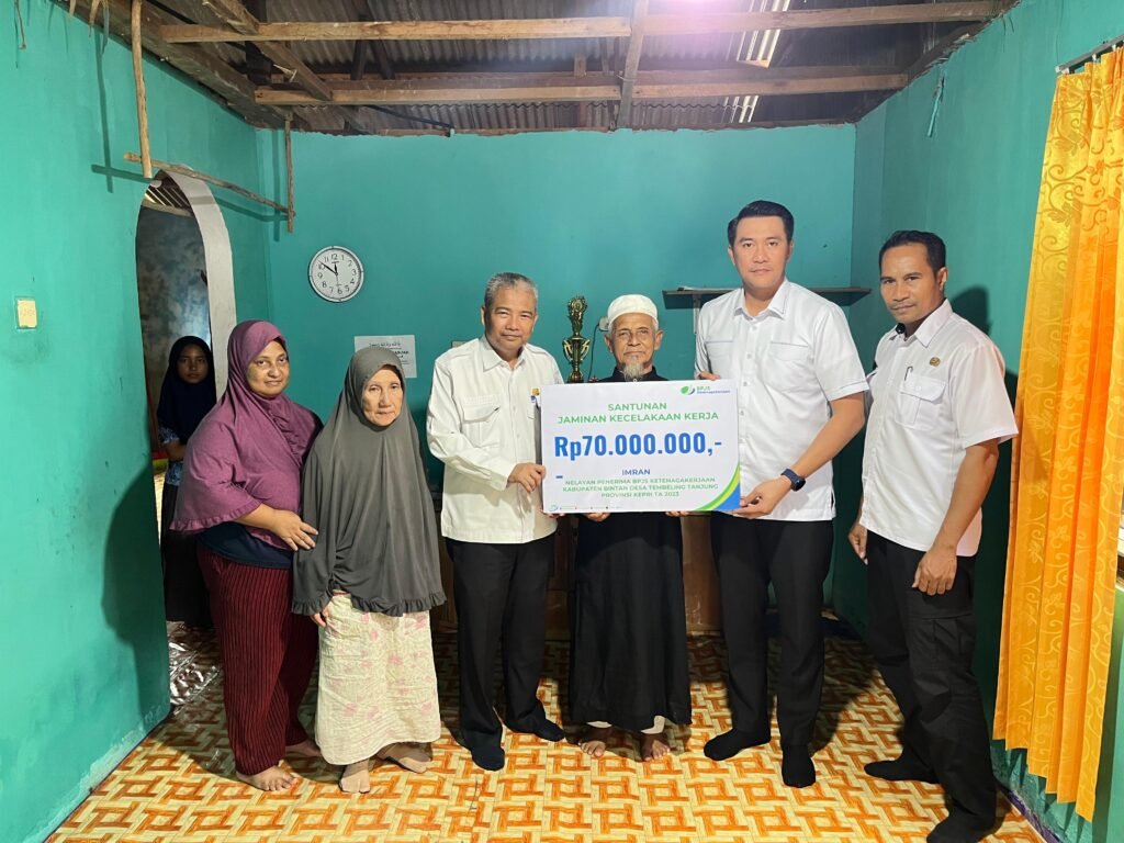 Kepala Cabang BPJS Ketenagakerjaan Tanjungpinang, Iwan Kurniawan, saat menyerahkan secara simbolis manfaat santunan JKK Meninggal dunia di Desa Tembeling, bersama DKP Kabupaten Bintan Kepada Ahli waris nelayan meninggal karena di terkam buaya di Kelurahan Tembeling Tanjung, Rabu (18/02/2026)