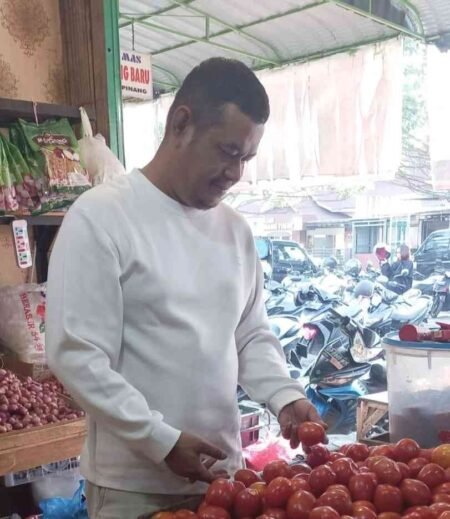 Tim Pemantauan harga dari Disdagin Tanjungpinang saat melakukan monitoring perkembangan harga bahan pokok di pasar.