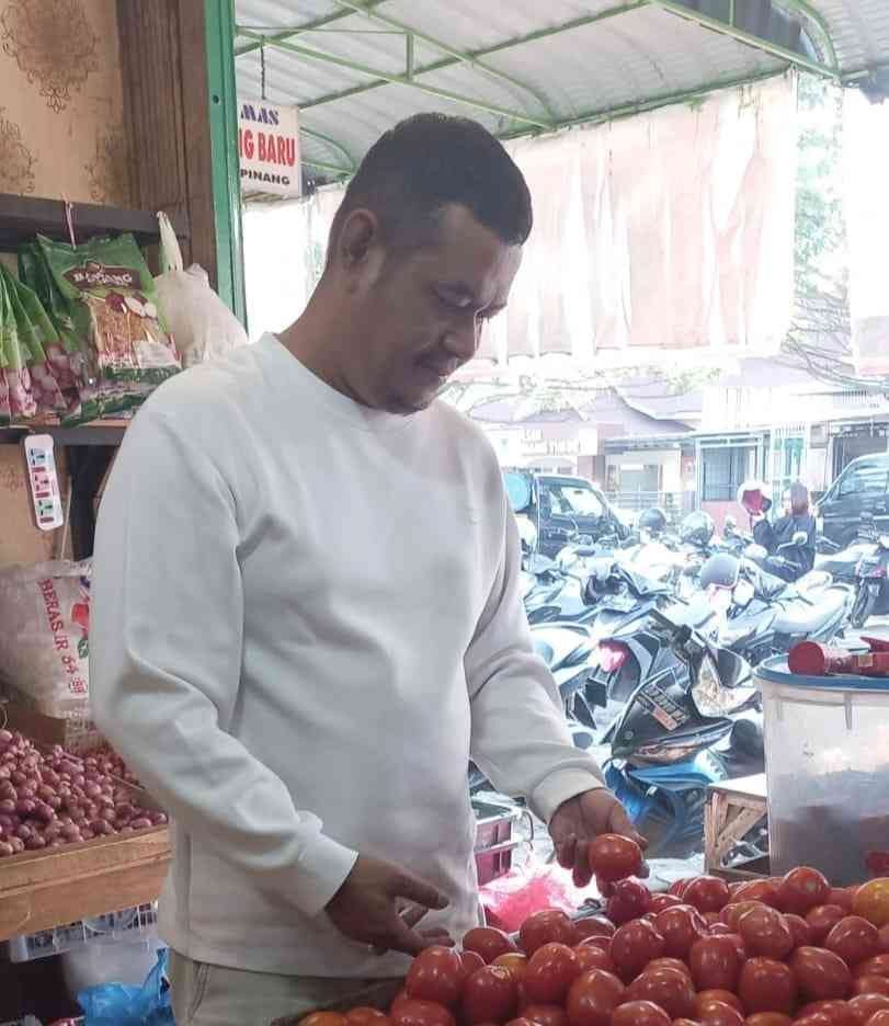 Pemko Tanjungpinang Pastikan Stok Aman, Harga Bahan Pokok Jelang Ramadan Relatif Terkendali Tim Pemantauan harga dari Disdagin Tanjungpinang saat melakukan monitoring perkembangan harga bahan pokok di pasar.