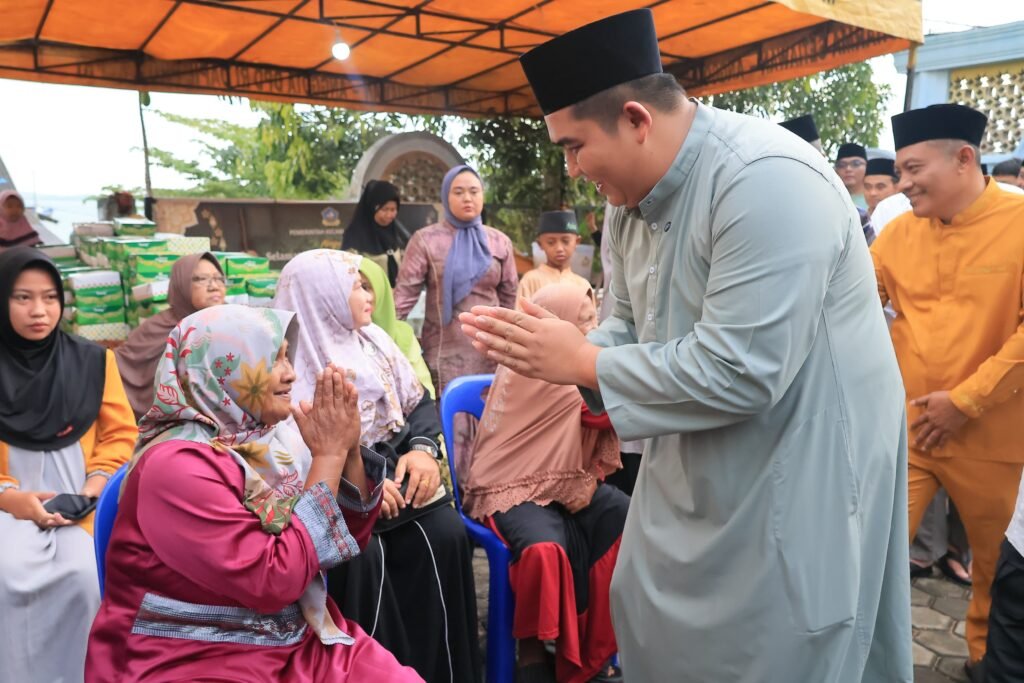 Bupati Bintan Roby Kurniawan saat mengapa warga