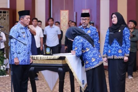 Gubernur Kepri Ansar Ahmad melantik PNS dalam Jabatan Pimpinan Tinggi Pratama, Jabatan Administrator, dan Jabatan Pengawas di lingkungan Pemprov Kepri di Aula Wan Seri Beni, Dompak, Kamis (19/2).