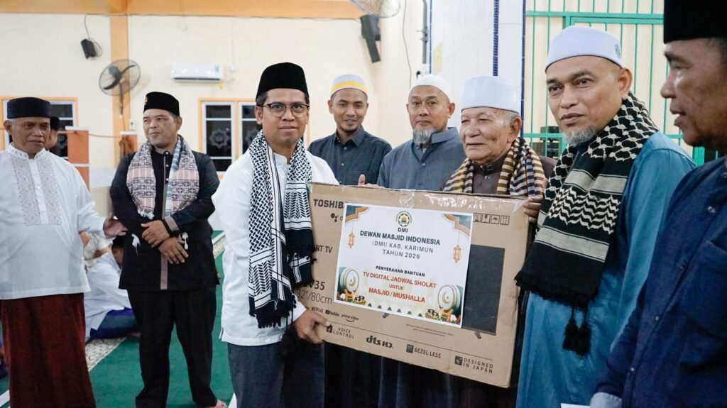 Bupati Kabupaten Karimun, Iskandarsyah, saat melaksanakan safari Ramadhan ke-2 tahun 1447 Hijriah di Masjid Nurul Ikhsan, Kampung Tanjung, Kelurahan Tanjung Balai Kota, Kabupaten Karimun, Kamis (19/2) malam.