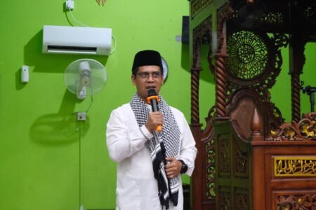 Bupati Karimun, Iskandarsyah, saat melaksanakan safari Ramadhan sholat  tarawih perdana di Masjid Al-Falah Sungai Pasir, Kecamatan Meral, Kabupaten Karimun. Rabu, (18/2) malam.