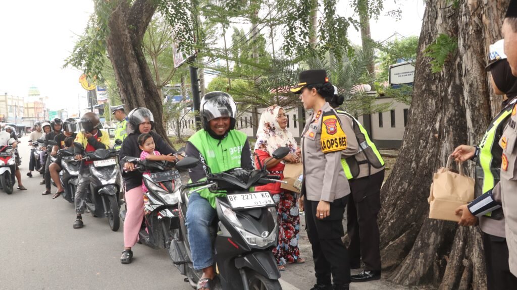 Kapolres Karimun AKBP Yunita Stevani saat membagikan takjil kepada masyarakat yang berlangsung di depan Mako Polres Karimun. Jumat 20 Februari 2026.