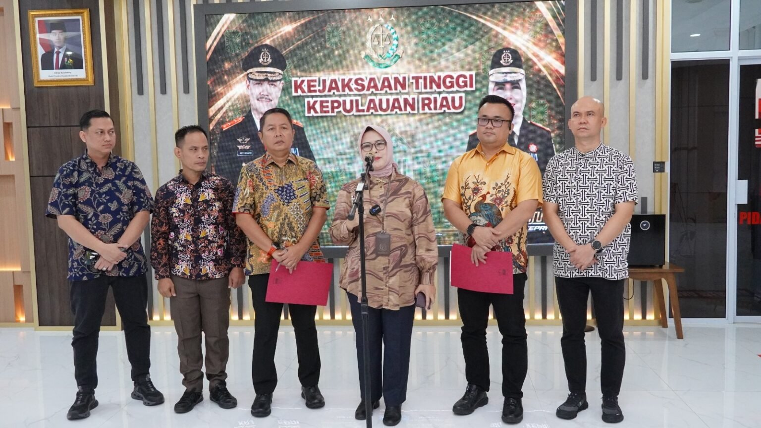 Wakil Kepala Kejaksaan Tinggi (Wakajati) Kepri, Diah Yuliastuti, saat menyampaikan klarifikasi Terkait Polemik Tuntutan Mati Terhadap Terdakwa Narkoba Fandi Ramadhan, Sabtu (21/02/2026)  