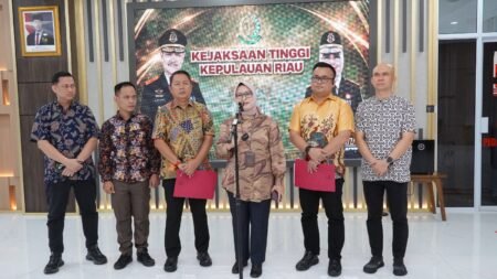 Wakil Kepala Kejaksaan Tinggi (Wakajati) Kepri, Diah Yuliastuti, saat menyampaikan klarifikasi Terkait Polemik Tuntutan Mati Terhadap Terdakwa Narkoba Fandi Ramadhan, Sabtu (21/02/2026)  