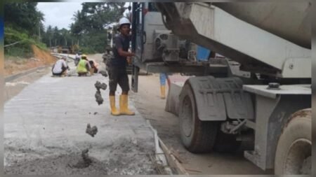 Pekerjaan proyek pembangunan alan Putik - Langir, Anambas beberapa waktu lalu