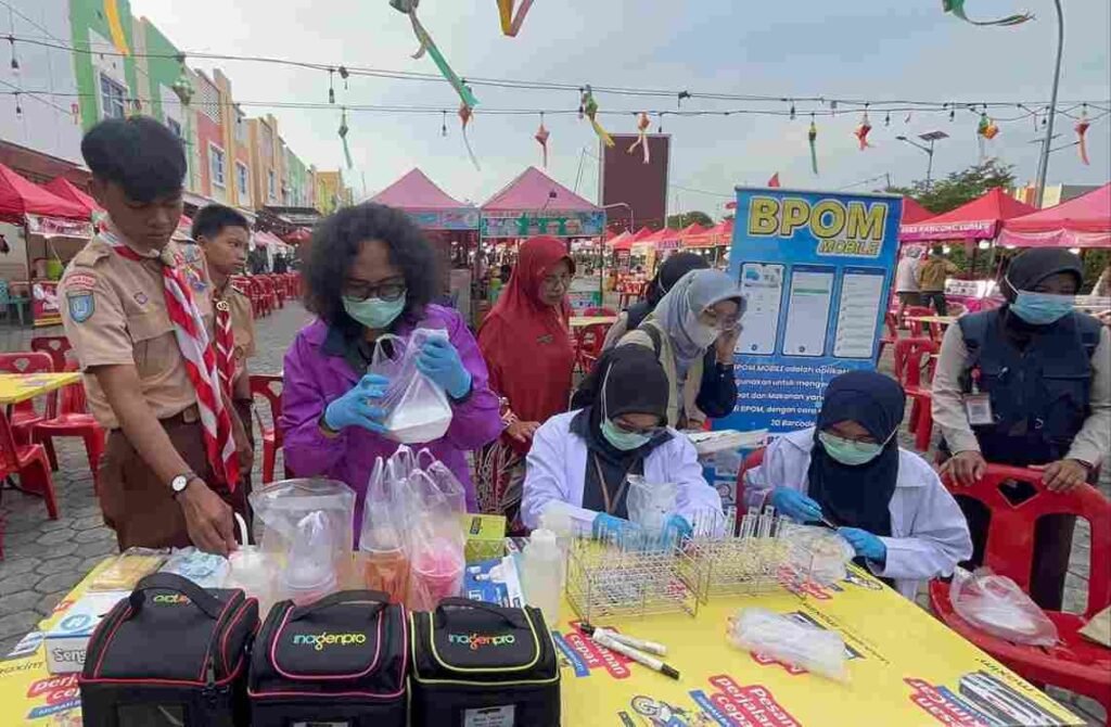 Dinkesdalduk KB Tanjungpinang terus melakukan pengawasan terhadap pedagang takjil Ramadan di 18 titik bazar yang tersebar di wilayah kota