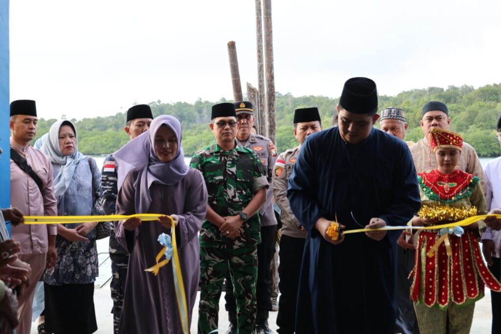 - Bupati Bintan Roby Kurniawan saat meresmikan dermaga Mak Yong, Dermaga Mak Yong, pulau Mantang