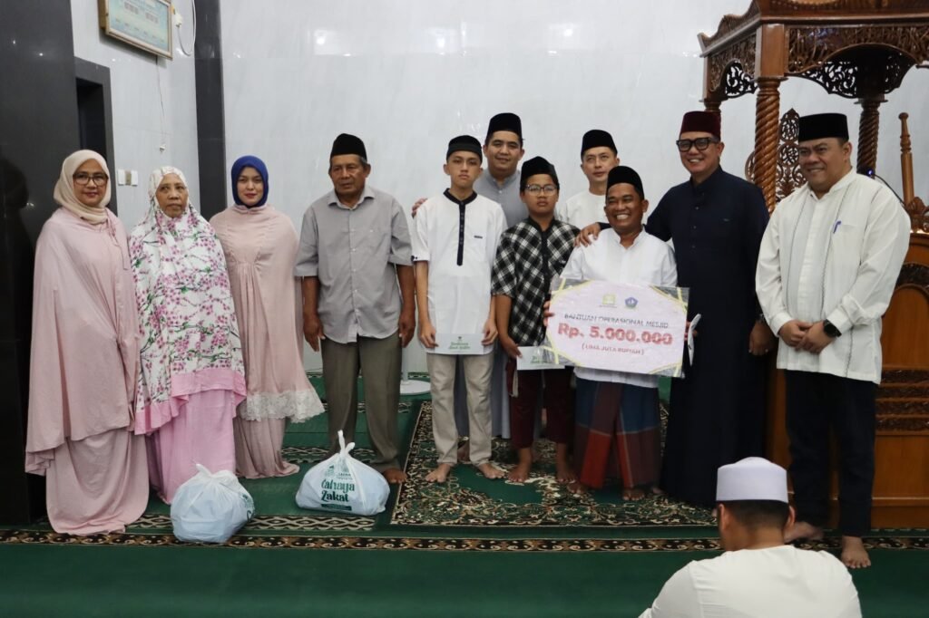 Bupati Bintan Roby Kurniawan dan Wakil Bupati Deby Maryanti menyerahkan bantuan saat Safari Ramadhan