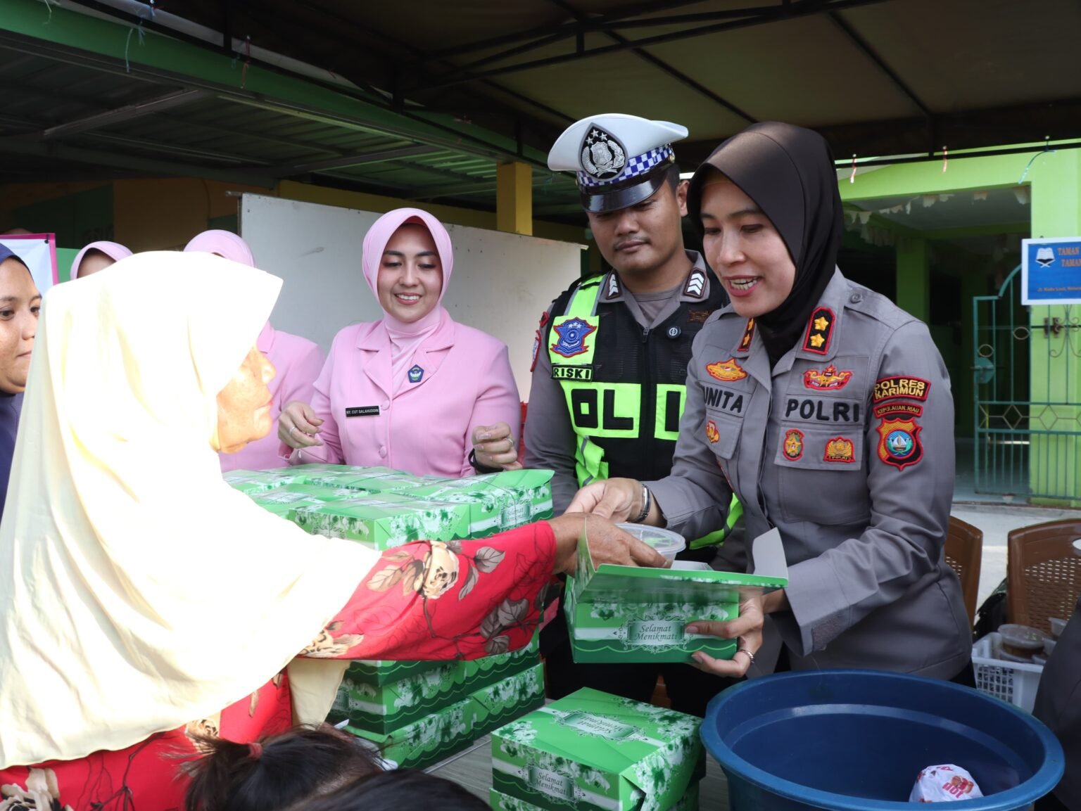 Polres Karimun Berbagi 400 Takjil Buka Puasa di Sei Lakam Barat, Pererat Silaturahmi Bersama Warga