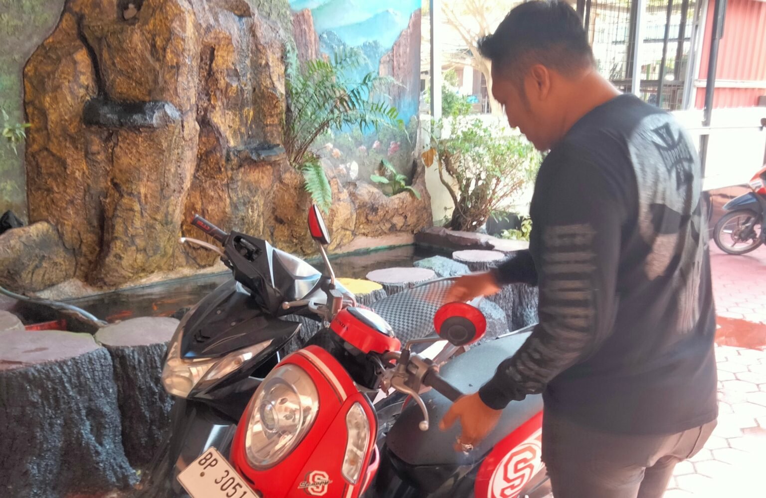 Anggota Tim Unit Reskrim Polsek Tanjungpinag Timur saat menunjukkan barang bukti sepeda motor dugaan hasil pencarian oleh pelaku berinisial ASS, Selasa (10/02/2026)