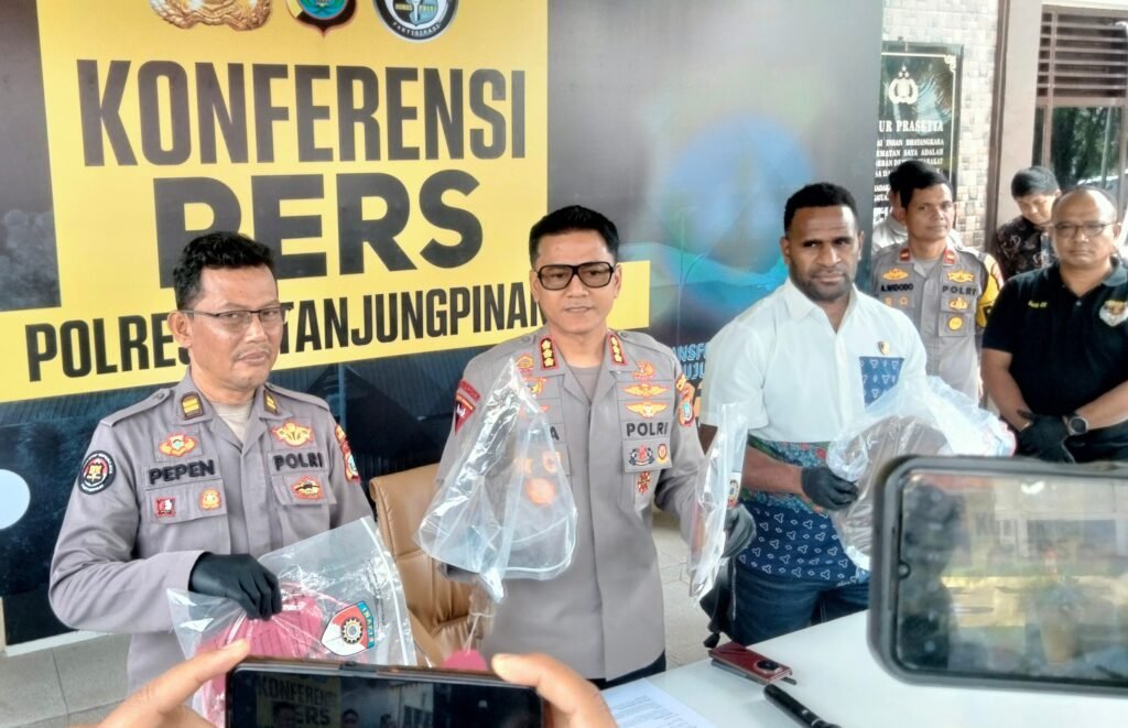 Kapolresta Tanjungpinang, Kombes Pol. Indra Ranu Dikarta, didampingi Kasat Reskrim AKP Paulus Wamilik Mabel beserta Kasi Humas dan jajaran saat menggelar konferensi pers terkait kasus pembunuhan sadis yang dilakukan Nasrun DJ (66) terhadap istrinya sendiri Hersalena (60), Jum'at (27/02/2026)