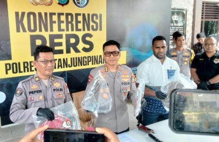 Kapolresta Tanjungpinang, Kombes Pol. Indra Ranu Dikarta, didampingi Kasat Reskrim AKP Paulus Wamilik Mabel beserta Kasi Humas dan jajaran saat menggelar konferensi pers terkait kasus pembunuhan sadis yang dilakukan Nasrun DJ (66) terhadap istrinya sendiri Hersalena (60), Jum'at (27/02/2026)